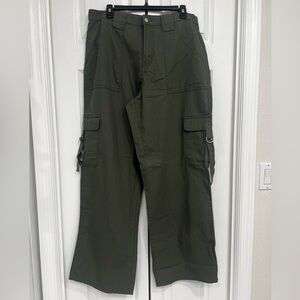 RSQ Women's Wide Leg Olive Cargo Pants. NWOT.